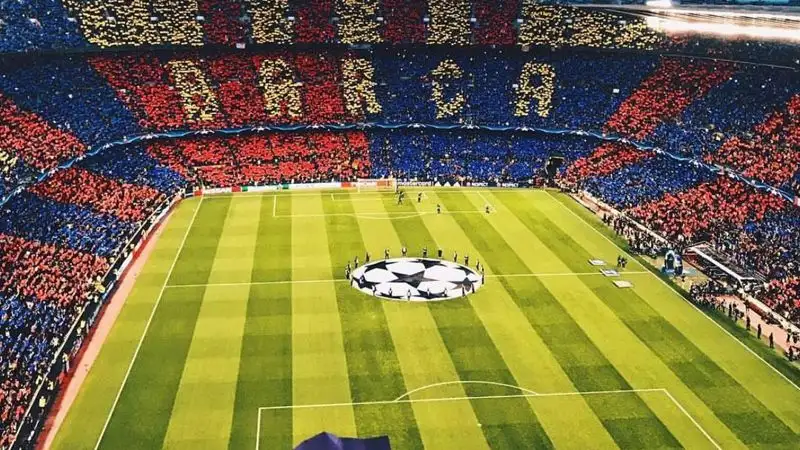 Grande evento sportivo in uno stadio con atmosfera intensa