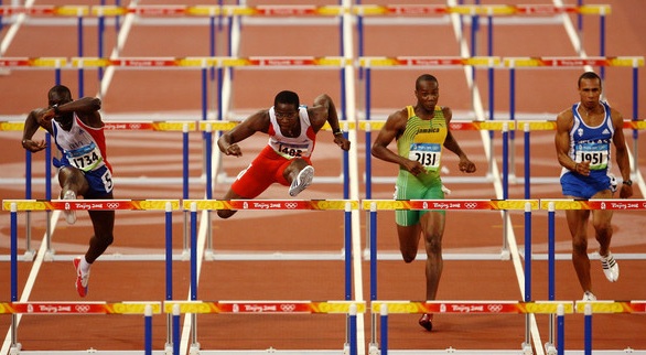 Atleta impegnato in una gara a ostacoli